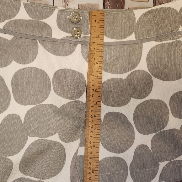 New York & Company Tailored Linen-Look Shorts – Cream/Gray Circle Print - Picture 8 of 8